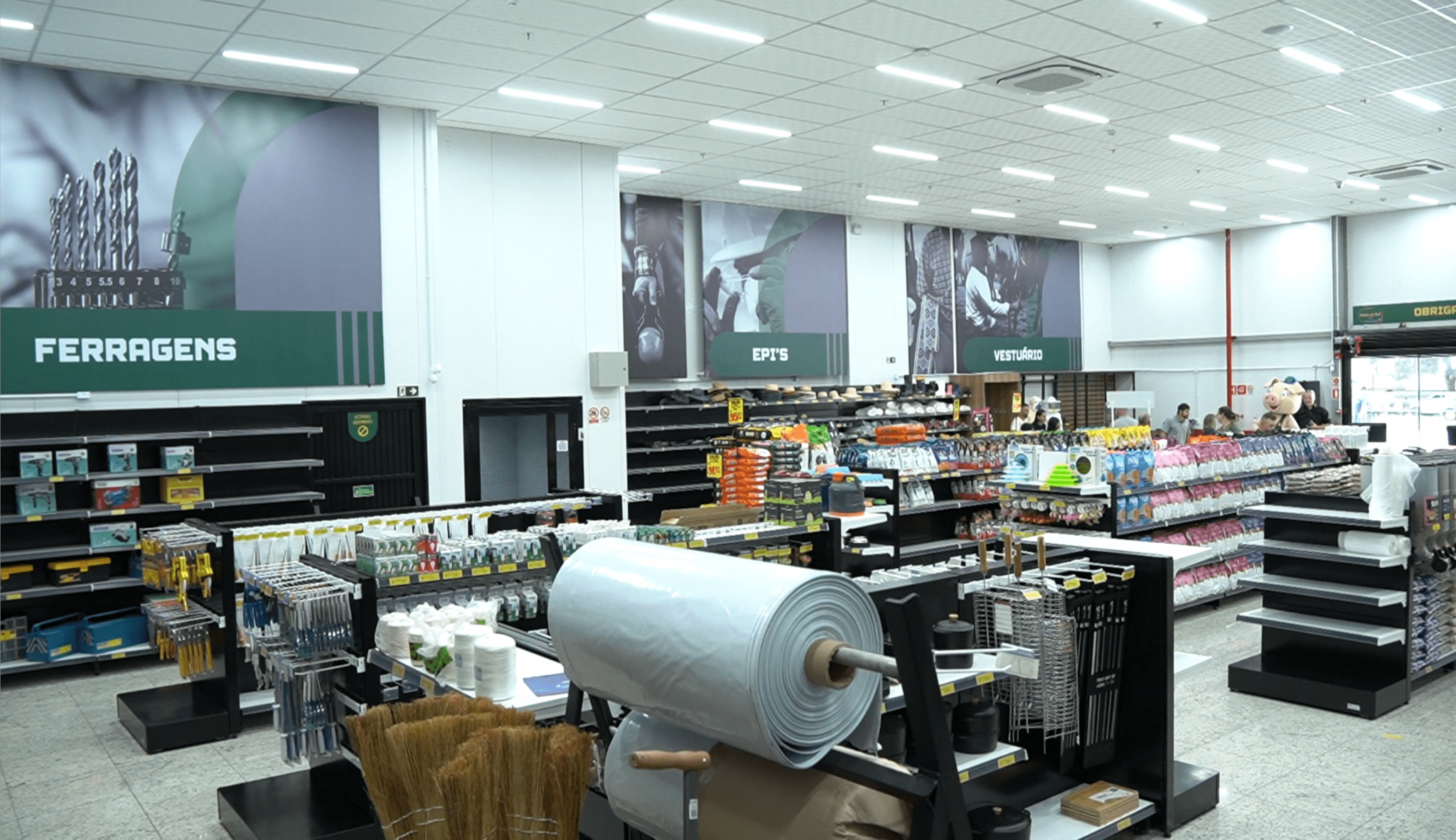 Interior moderno da Agropecuária Ouro do Sul — departamento de ferragens e EPIs