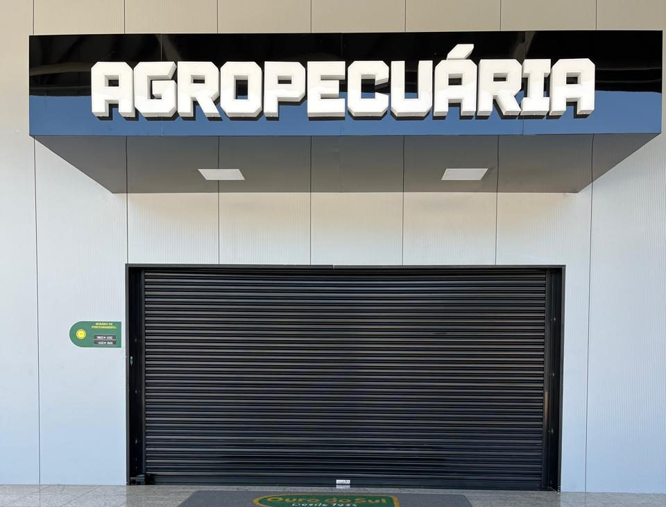 Equipe da Agropecuária Ouro do Sul atendendo cooperados