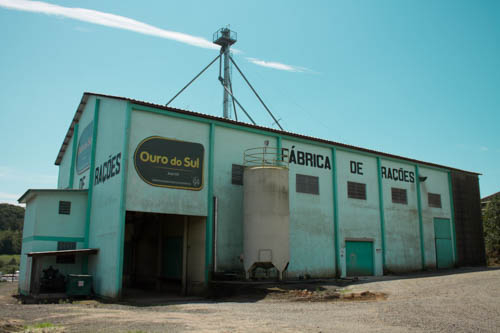 Interior da Fábrica de Rações da Cooperativa Ouro do Sul