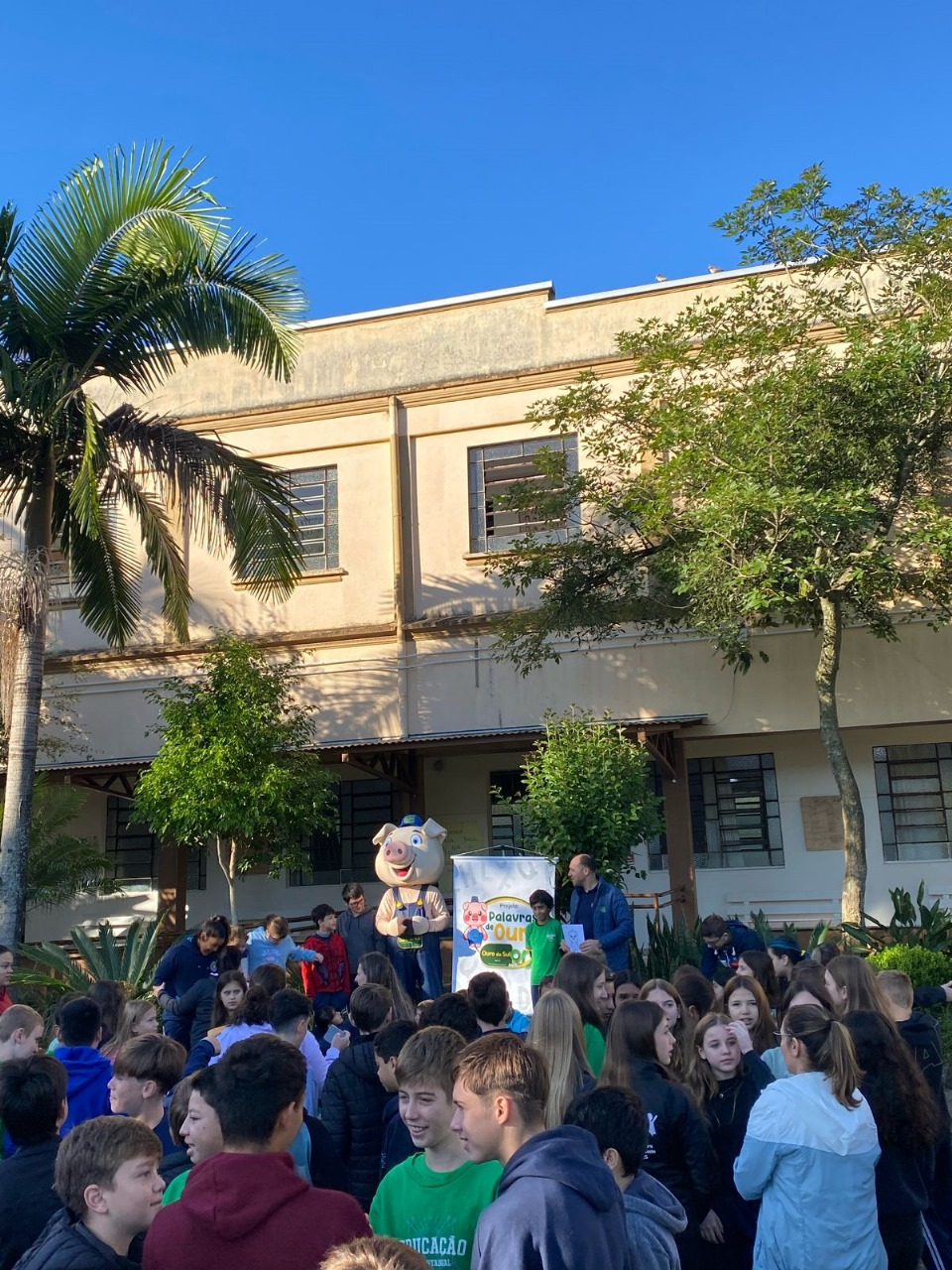 Projeto Palavras de Ouro — entrega de materiais às escolas