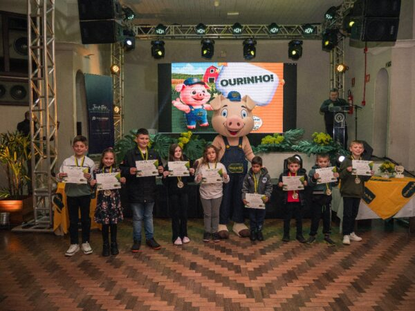 Cerimônia do projeto Palavras de Ouro 2026 com centenas de estudantes e famílias